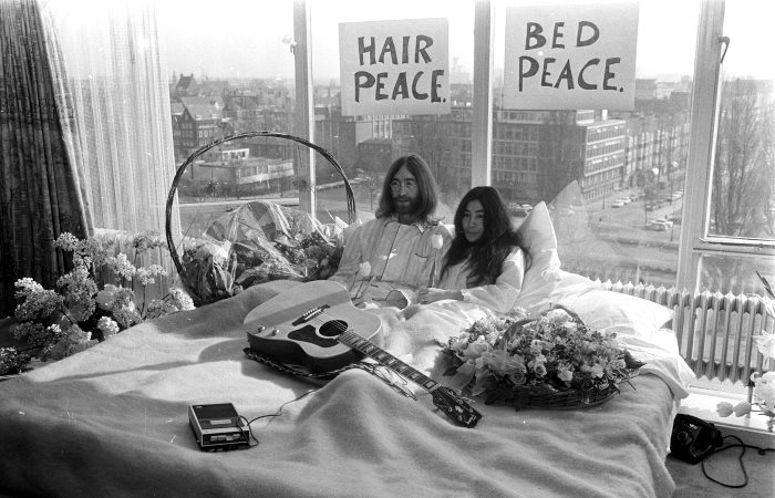 Акция Йоко Оно и Джона Леннона Ночь ради мира / Фото: wikipedia.org