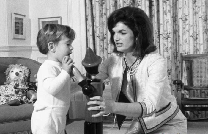 Жаклин Кеннеди с сыном / Фото: grunge.com