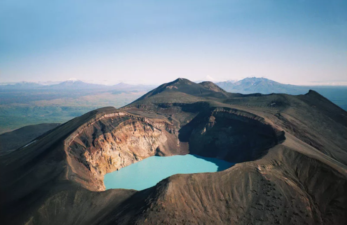 Озеро в кратере вулкана /Фото: bangkokbook.ru