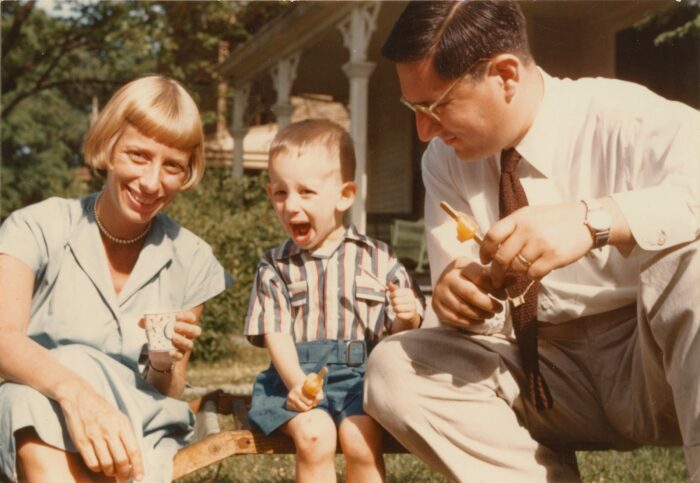 Стивен Спилберг со своими родителями. Фото: iwion.ru.