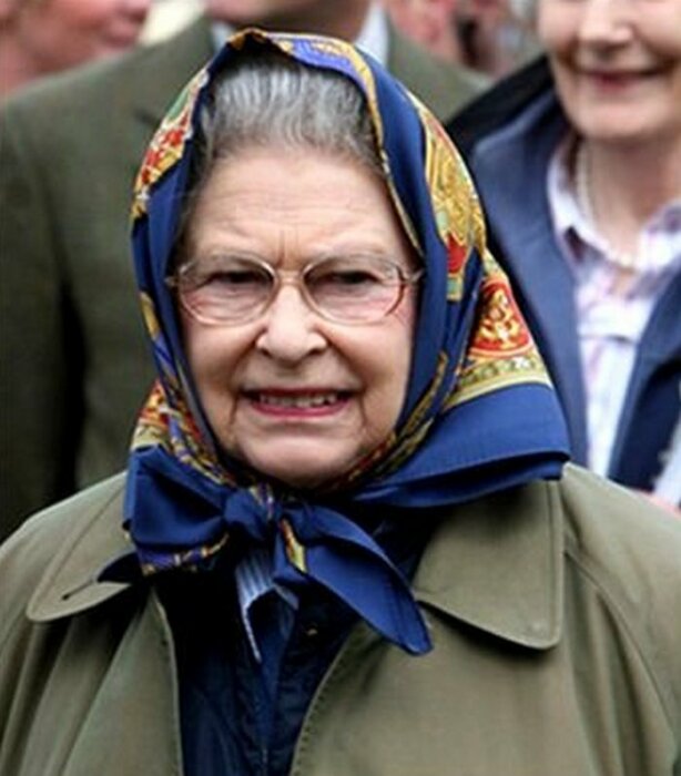 Бывшая королева Британии Елизавета II любила носить платки бренда Hermès. / ФОТО:https://thecrowns.ru