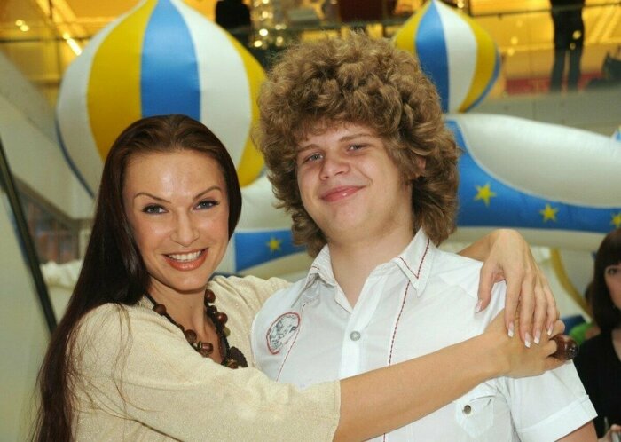 Эвелина Бледанс с сыном Николаем. / Фото: tvcenter.ru