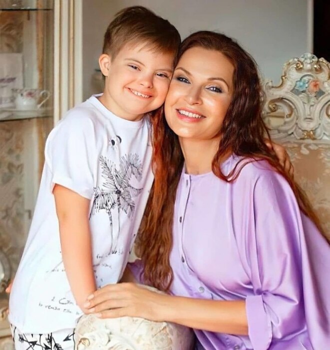  Эвелина Бледанс с сыном Семеном. / Фото: m.fotostrana.ru