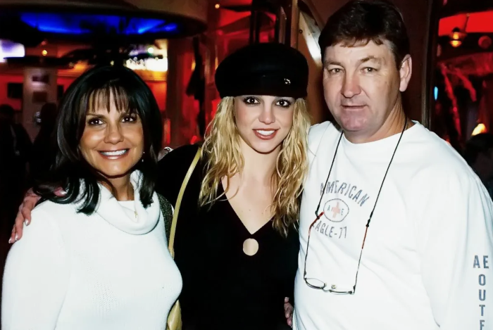 Бритни Спирс со своими родителями. / Фото: glossymag.ru