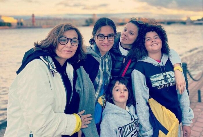 Слева направо: Татьяна Друбич, её младшая дочь Маруся, старшая дочь Анна, внучка Саша и младшая внучка Соня. / Фото: социальные сети