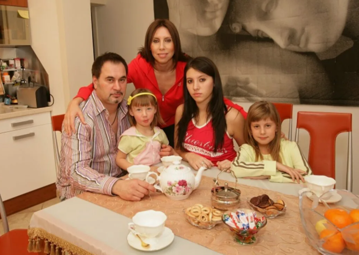 Валерий и Ирина Меладзе с детьми. / Фото: m.7days.ru