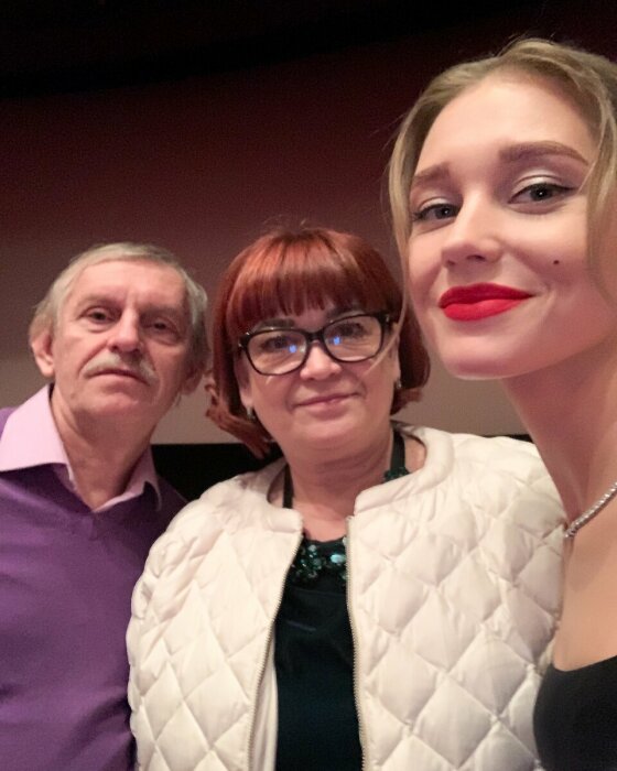 Кристина Асмус с родителями на премьере фильма «Текст».  / Фото: социальные сети