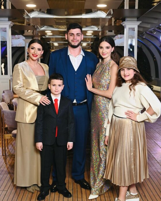 Жасмин со всеми своими детьми и невесткой. / Фото: thevoicemag.ru