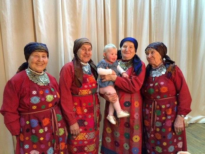 «Бабушки из Бураново» на благотворительном концерте / Фото: triptonkosti.ru