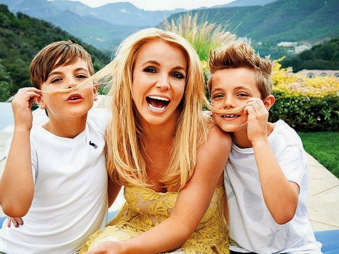 Бритни Спирс с детьми. / Фото: topnews.ru