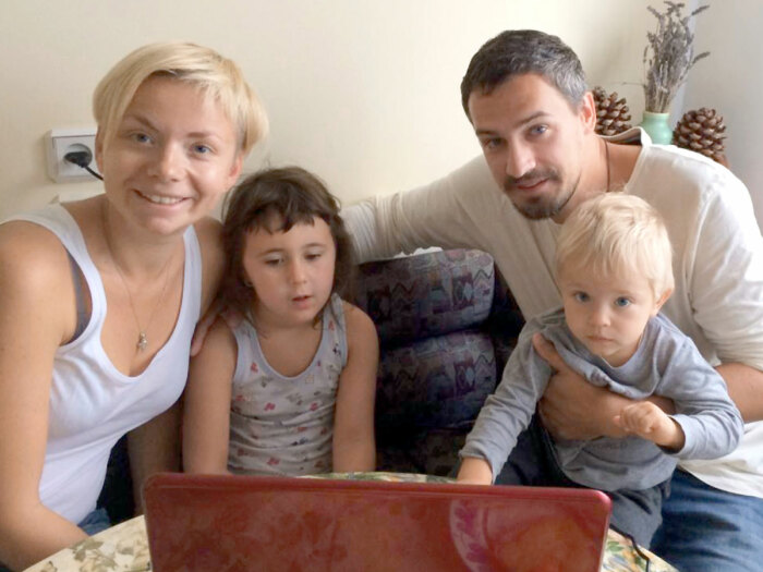 Павел Савинков с женой и детьми.  / Фото: eg.ru