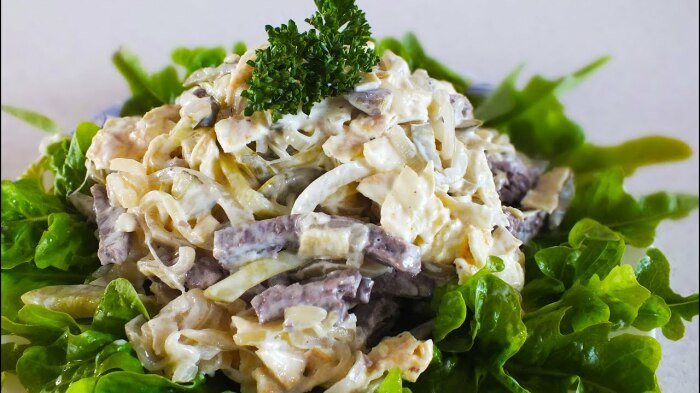 В основе салата «Министерский» — отварная говядина./Фото: https://i.ytimg.com/ В основе салата «Министерский» — отварная говядина./Фото: https://i.ytimg.com/