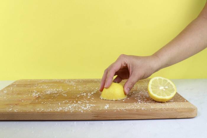 Деревянную доску легко освежить при помощи лимона./Фото: https://plitkacersanit.ru