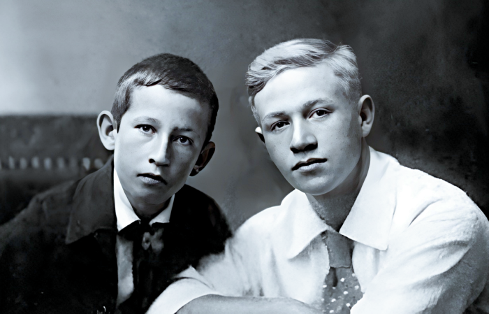 Константин с братом. / Фото: www.polzam.ru