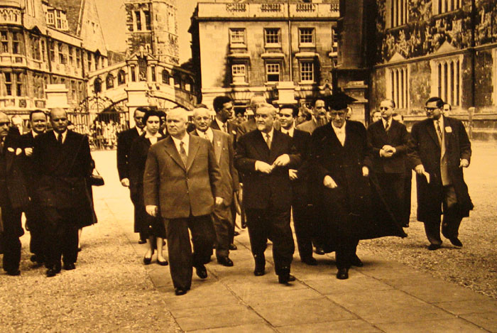 Хрущев и Булганин в Англии, 1956 год. / Фото: www.ic.pics.livejournal.com/