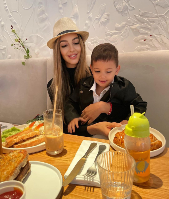 Оксана Воеводина с сыном. / Фото: woman.ru Оксана Воеводина с сыном. / Фото: woman.ru