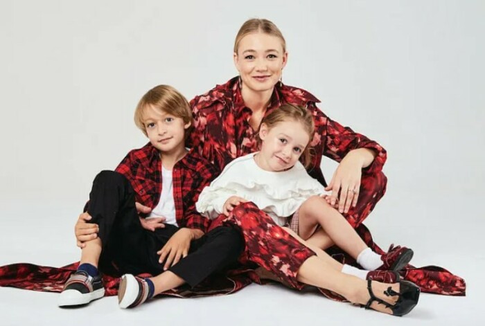 Оксана Акиньшина с детьми, Константином и Эмми. Оксана Акиньшина с детьми, Константином и Эмми.