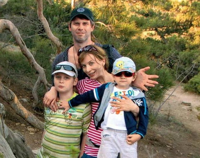 Дарья Юрская и Алексей Лебедев с сыновьями.