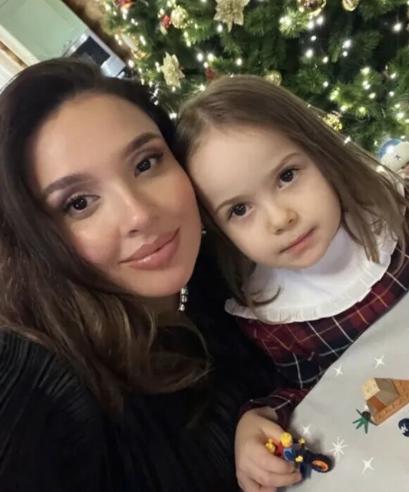 Ольга Дибцева с дочерью Серафимой. / Фото: thevoicemag.ru