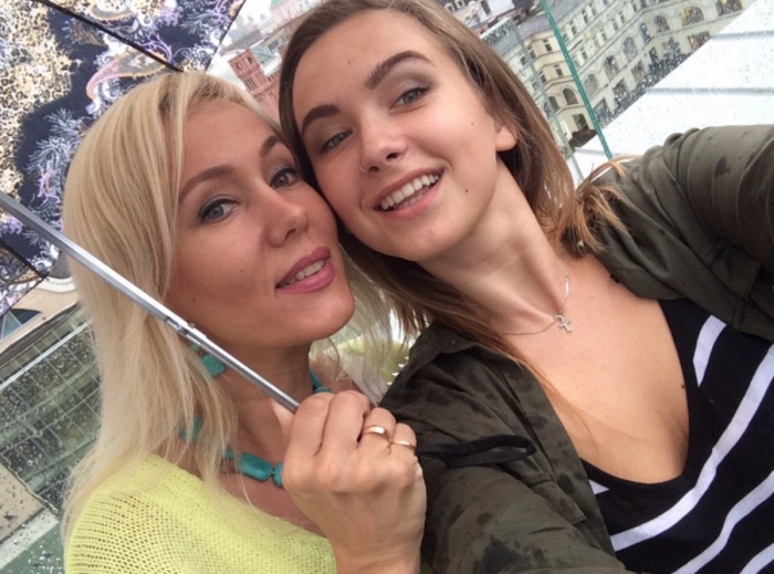 Елена Переведенцева с дочерью. Елена Переведенцева с дочерью.