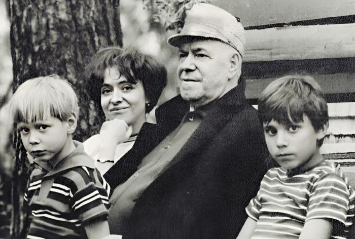 Элла Жукова с отцом и сыновьями. Элла Жукова с отцом и сыновьями.