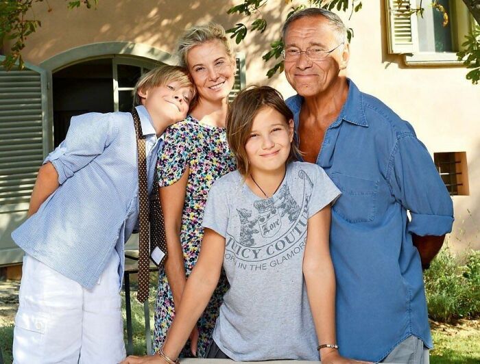 Андрей Кончаловский и Юлия Высоцкая с детьми.