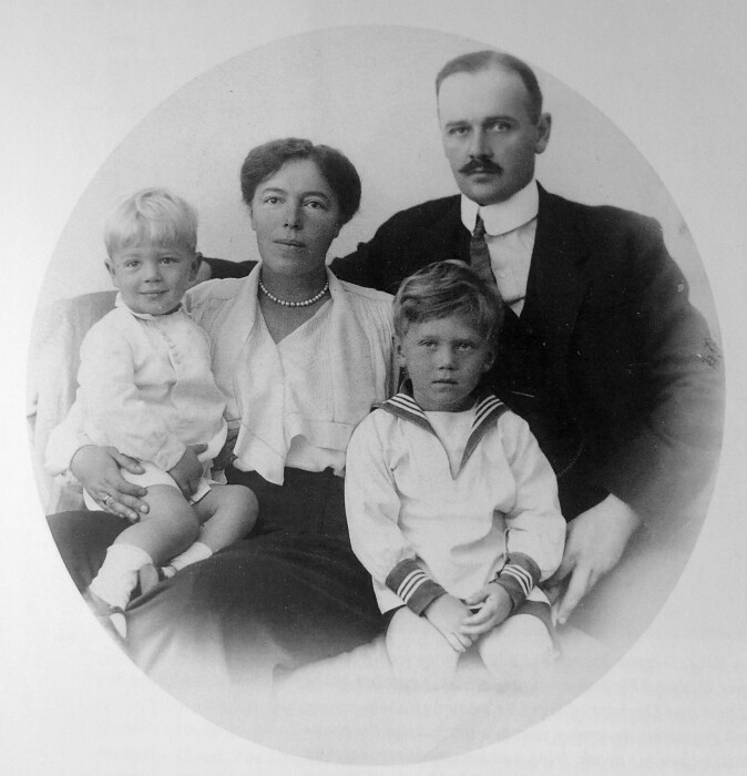 Великая княгиня Ольга Романова с мужем Николаем Куликовским и сыновьями Тихоном и Гурием. / Фото: wikipedia.org