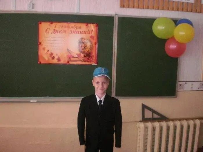Роман Акулов в первом классе обычной школы отучился всего один день. Роман Акулов в первом классе обычной школы отучился всего один день.