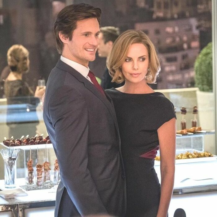 Шарлиз Терон и Александр Скарсгард.