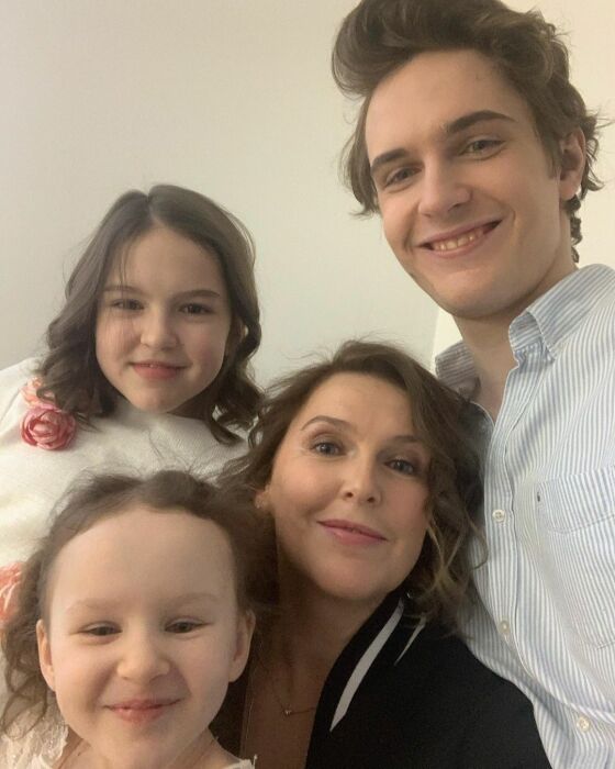 Зоя Кайдановская с детьми. Зоя Кайдановская с детьми.