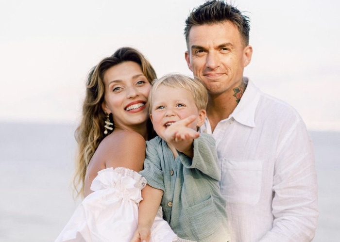 Регина Тодоренко и Влад Топалов с сыном. / Фото: peopletalk.ru