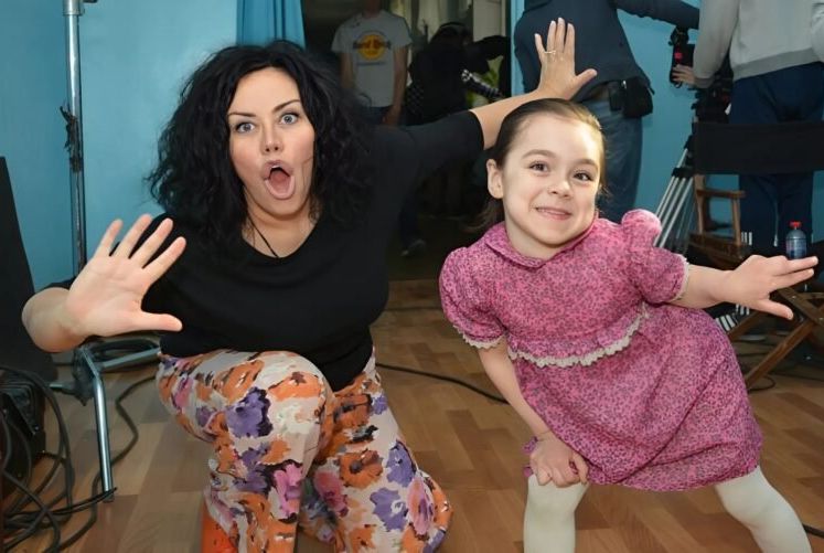 Оксана Байрак с дочерью.