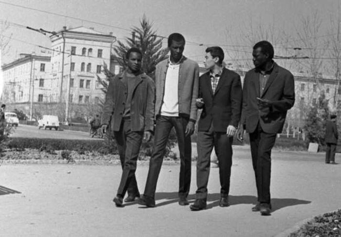 Иностранцы с удовольствием ехали учиться в Советский Союз. Иностранцы с удовольствием ехали учиться в Советский Союз.