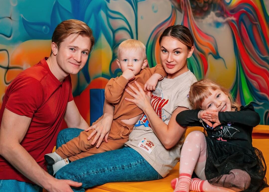 Вячеслав Чепурченко и Екатерина Шуваева с детьми. Вячеслав Чепурченко и Екатерина Шуваева с детьми.