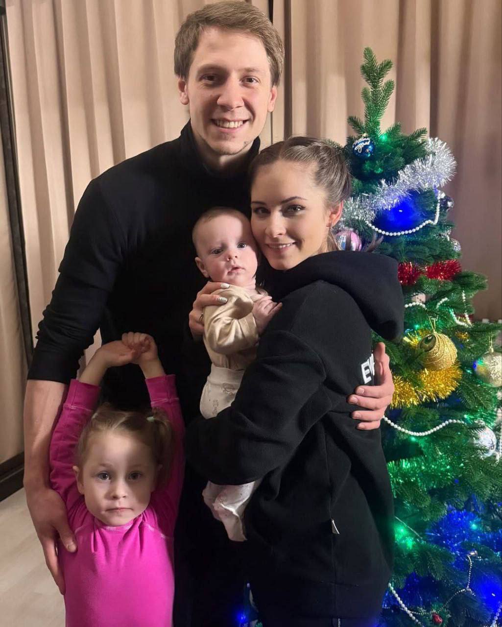 Юлия Липницкая и Дмитрий Михайлов с детьми. Юлия Липницкая и Дмитрий Михайлов с детьми.