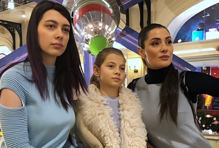 Виктория Полторак с дочерьми.