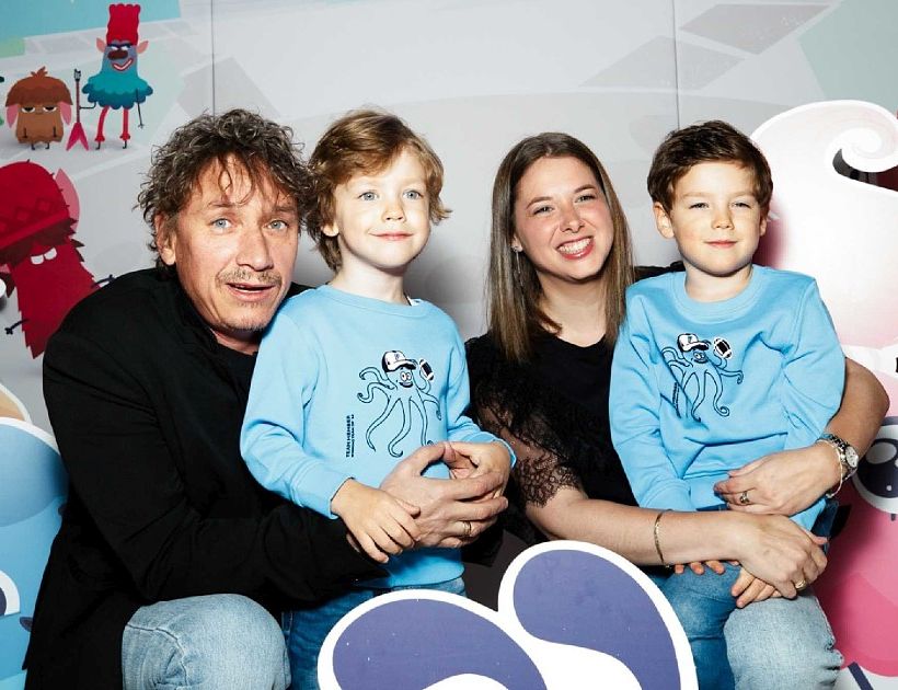 Александр Яценко и Ксения Иванова с сыновьями. Александр Яценко и Ксения Иванова с сыновьями.