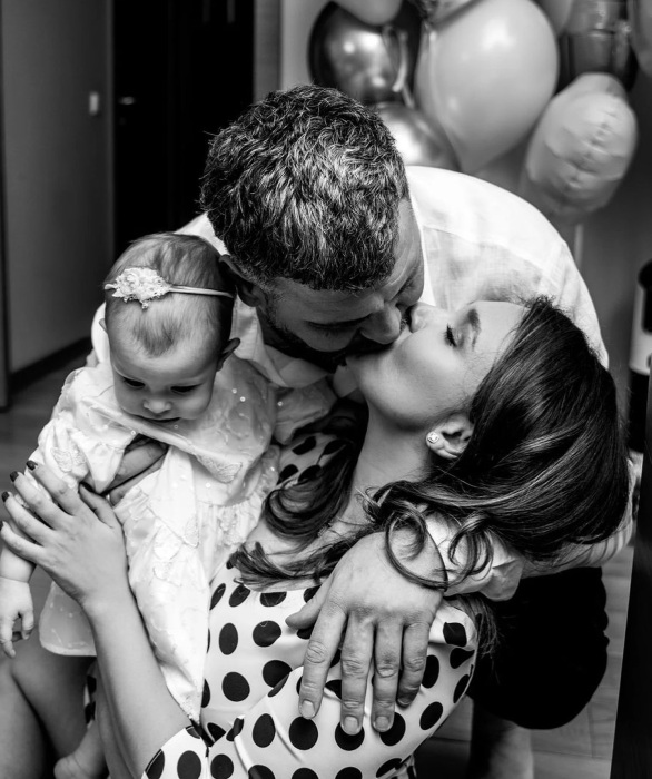 Ольга Дибцева с мужем и младшей дочерью. / Фото: социальные сети