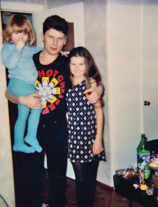 Юрий Хой с дочерьми.