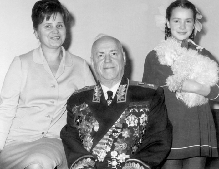 Георгий Жуков и Галина Семёнова с дочерью Марией. Георгий Жуков и Галина Семёнова с дочерью Марией.