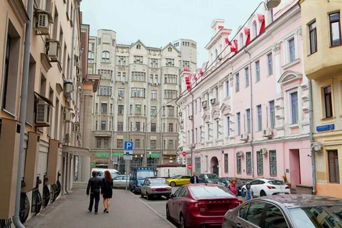 В этом доме (справа) жила и принимала пациентов Джуна. В этом доме (справа) жила и принимала пациентов Джуна.