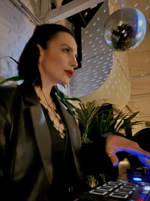 Ксения Лукьянчикова за диджейским пультом.