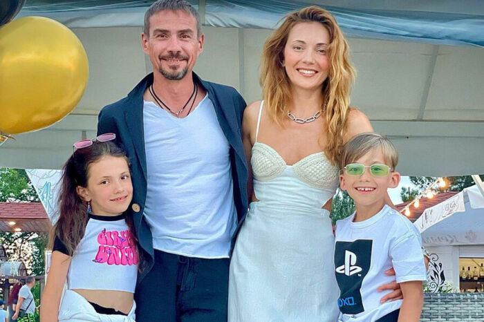 Денис Никифоров с женой и детьми.