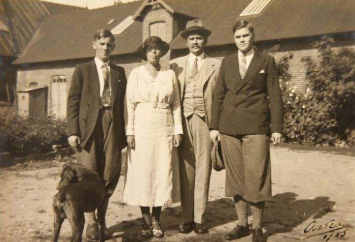 Великая княгиня Ольга Романова с мужем Николаем Куликовским и сыновьями Тихоном и Гурием. / Фото: wikipedia.org