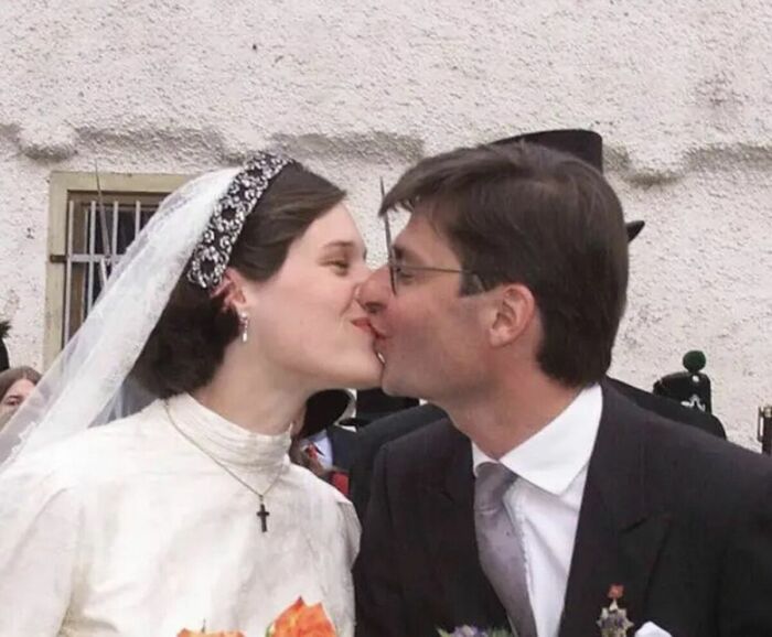 Тира фон Вестернхаген в свадебной тиаре-чокере на венчании с принцем Генрихом Ганноверским. Тира фон Вестернхаген в свадебной тиаре-чокере на венчании с принцем Генрихом Ганноверским.