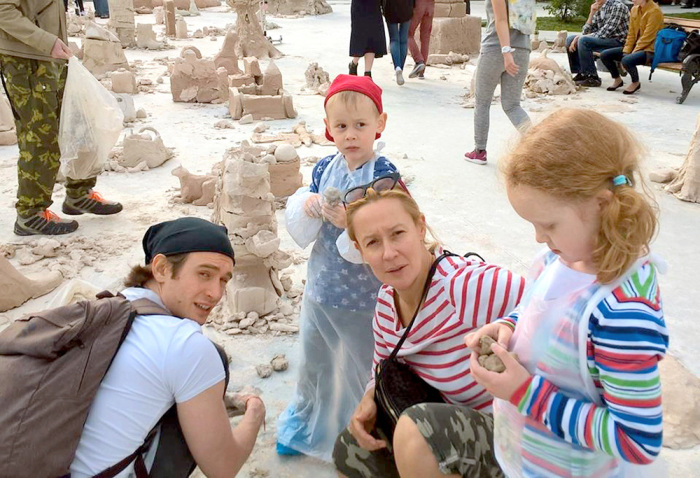 Владимир Киммельман и Евгения Дмитриева с детьми.