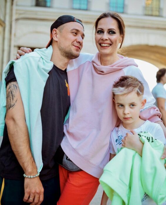  Кирилл Жандаров и Мария Валешная с сыном.