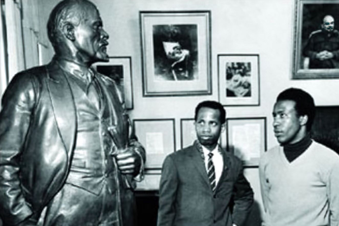 Студенты из Африки в Ленинской комнате. Студенты из Африки в Ленинской комнате.