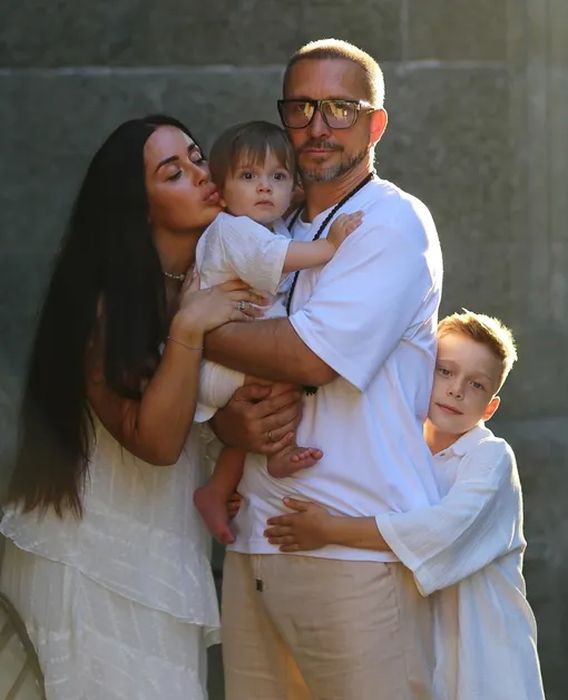 Александр Фадеев и Мария Силуянова с сыновьями. Александр Фадеев и Мария Силуянова с сыновьями.