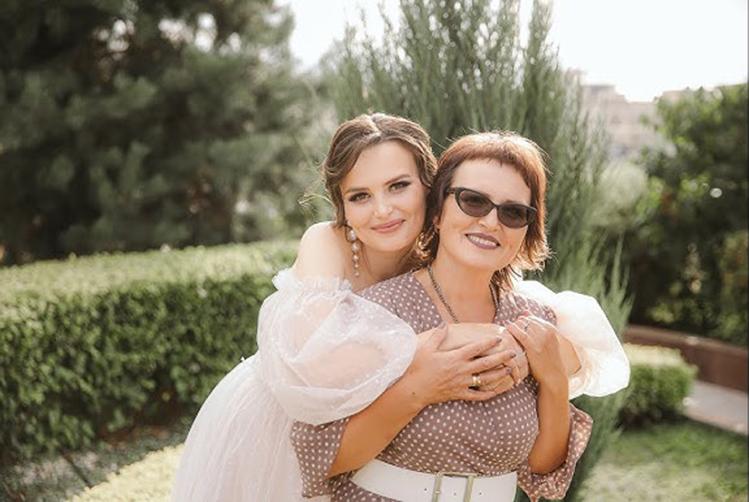 Вера Лучкина с мамой Ольгой Синельниковой. Вера Лучкина с мамой Ольгой Синельниковой.